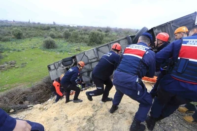 Kazada yaralanan yolcu o anları anlattı: "&Ouml;nce yan yatıp s&uuml;r&uuml;nd&uuml;k, sonra bariyer saplandı"
