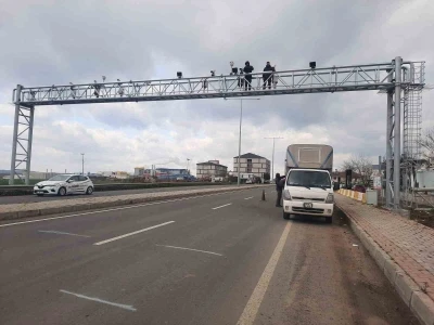 Kazada zarar g&ouml;ren otoyol plaka tanıma sistemi direği yenilendi
