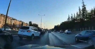 Kazadan dolayı yavaşlayan araca otomobilin arkadan çarpma anı kamerada
