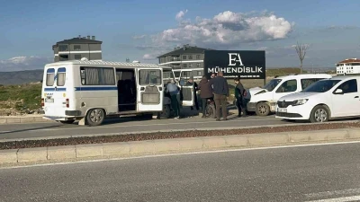 Kazadan sonra ters y&ouml;ne giren minib&uuml;s hafif ticari ara&ccedil;la &ccedil;arpıştı: 1&rsquo;i &ccedil;ocuk 4 yaralı
