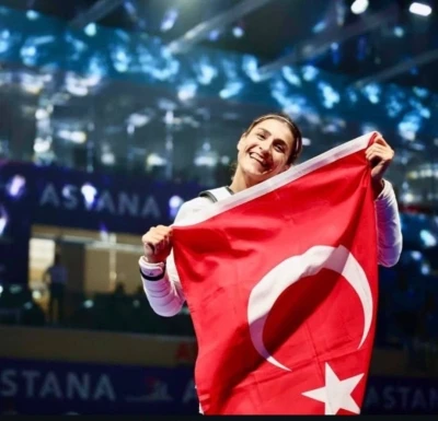 Kazakistan&rsquo;da Yıldırım r&uuml;zgarı
