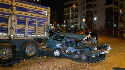 Kazaya karışan otomobil, park halindeki tıra &ccedil;arptı: 1&rsquo;ağır 4 yaralı
