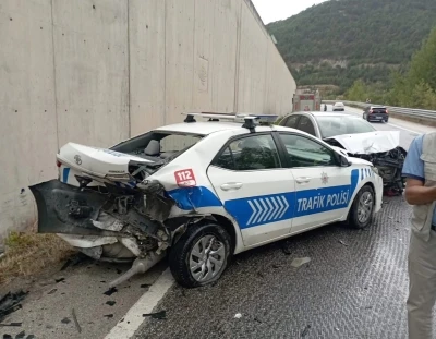 Kazaya müdahale eden polis aracına otomobil çarptı: 2’si polis 8 yaralı

