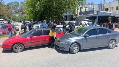 Kazaya neden olan s&uuml;r&uuml;c&uuml;, kendisini durdurmak isteyenlere biber gazı sıktı
