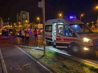 Kazaya sebebiyet verdi, kazazedelere &quot;Nasılsınız?&quot; dedikten sonra kaçtı: 3 yaralı
