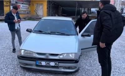 Kazaya yapınca plakaları s&ouml;k&uuml;p ka&ccedil;tı ama polisten ka&ccedil;amadı
