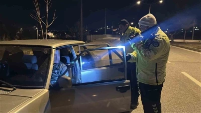 Kazayla ilgilenen polis ekiplerini g&ouml;rd&uuml;, s&uuml;r&uuml;c&uuml; değiştirse de cezadan ka&ccedil;amadı

