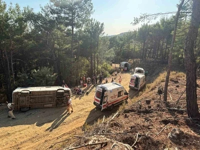Kazdağları’nda tur minibüsü devrildi: 11 yaralı
