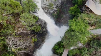 Kazdağları&rsquo;nın S&uuml;t&uuml;ven Şelalesi yağışlarla birlikte Niagara&rsquo;yı aratmadı
