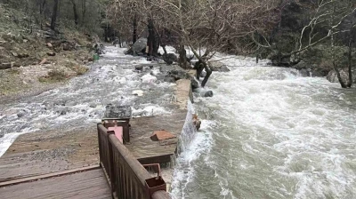 Kazdağların&rsquo;da ani kar erimesi ve sağanak yağış nedeniyle dereler yataklarına sığmıyor
