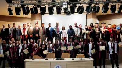KB&Uuml;&rsquo;de Filistinli &ouml;ğrenciler mezuniyet sevinci yaşadı
