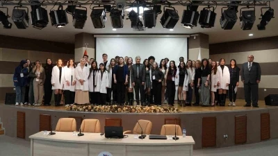 KB&Uuml;&rsquo;de kimya &ouml;ğrencileri i&ccedil;in &ouml;nl&uuml;k giyme t&ouml;reni d&uuml;zenlendi
