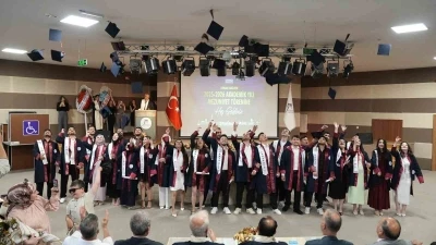 KB&Uuml;&rsquo;de mezuniyet coşkusu s&uuml;r&uuml;yor: Orman m&uuml;hendisleri, sosyal bilimciler ve diş hekimleri diplomalarını aldı
