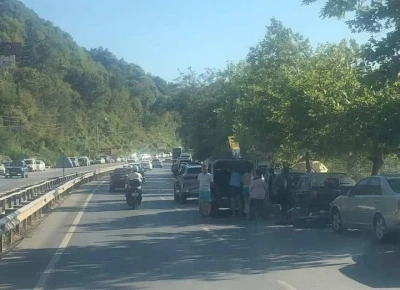 Kdz Ereğli plajlar mevkiinde kara yoluna araçlarını park ettiler
