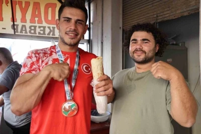 Kebap tezgahından dünya kürsüsüne: bilek güreşinde dünya üçüncüsü oldu
