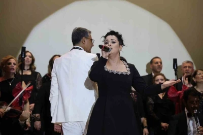 Kebapçısı da doktoru da bu koroda: 25 kişilik koro sahneye çıktı, izleyenleri mest etti
