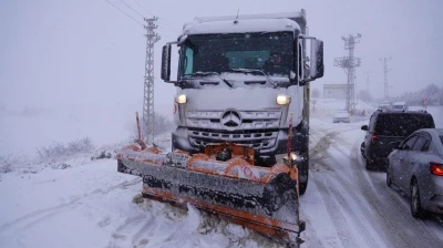 Ke&ccedil;i&ouml;ren Belediyesi, karla m&uuml;cadeleye aralıksız devam ediyor
