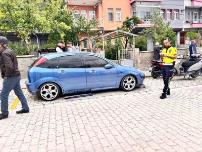 Kediden ka&ccedil;arken park halindeki otomobile &ccedil;arptılar
