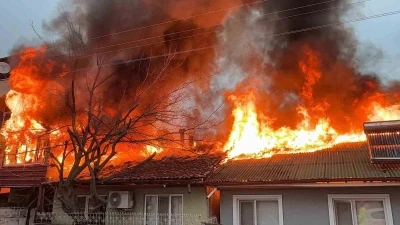 Kediler &uuml;ş&uuml;mesin diye yakılan soba faciaya d&ouml;n&uuml;şt&uuml;: İki ev k&uuml;le d&ouml;nd&uuml;
