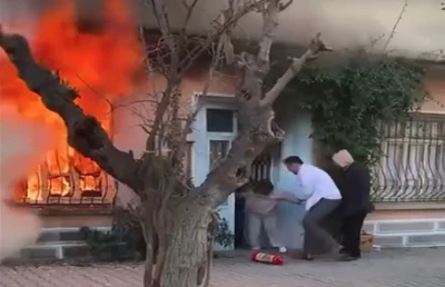 Kedisini kurtarmak i&ccedil;in alevlerin i&ccedil;ine daldı; komşuları g&uuml;&ccedil;l&uuml;kle dışarı &ccedil;ıkardı
