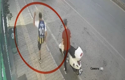 Kediye tekme atan şahıs kamerada
