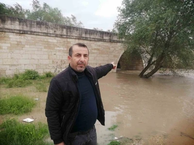 Kelkit &Ccedil;ayı&rsquo;nın debisi y&uuml;kseldi, 8 asırlık k&ouml;pr&uuml;n&uuml;n ayakları sular altında kaldı
