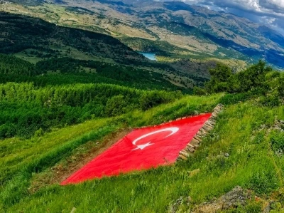 Kelkit Vadisi&rsquo;nin simgesi dev T&uuml;rk bayrağı yenilendi
