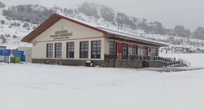 Keltepe Kayak Merkezi nisan ayında beyaz &ouml;rt&uuml;yle kaplandı
