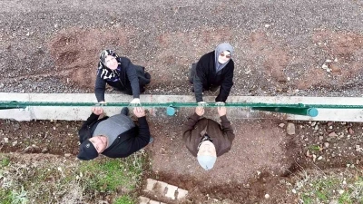 Kemal Sunal&rsquo;ın propaganda filmi ger&ccedil;ek oldu: Tel &ouml;rg&uuml;yle ikiye b&ouml;l&uuml;nen mahallede vatandaşlar ihtiya&ccedil;larını gidermek i&ccedil;in 5 kilometre y&uuml;r&uuml;yor
