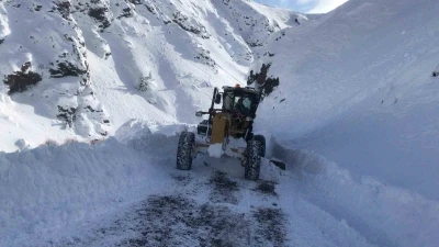 Kemaliye&rsquo;de k&ouml;y yollarında karla m&uuml;cadele s&uuml;r&uuml;yor
