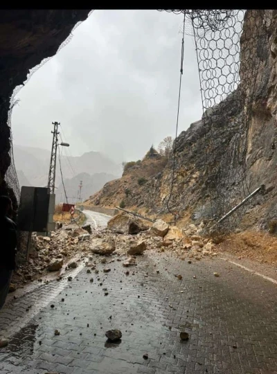 Kemaliye&rsquo;de t&uuml;nel girişi tehlike sa&ccedil;ıyor
