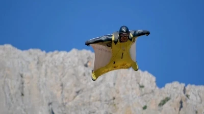 Kemaliye&rsquo;de wingsuit sporcularından nefes kesen atlayışlar
