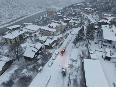 Kemaliye g&uuml;ne karla uyandı
