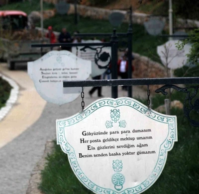 Kemaliye&rsquo;nin duygu y&uuml;kl&uuml; manileri Ap&ccedil;ağa&rsquo;da yaşatılıyor
