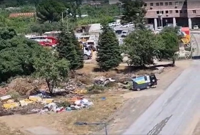 Kemalpaşa Belediyesi, kendi binasının arkasını &ccedil;&ouml;pl&uuml;ğe &ccedil;evirdi

