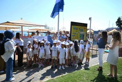 Kemer Belediyesi Halk Plajı&rsquo;nda mavi bayrak g&ouml;ndere &ccedil;ekildi
