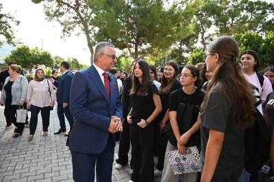 Kemer’de ilk zil, kitap ve kırtasiye hediyesiyle geldi
