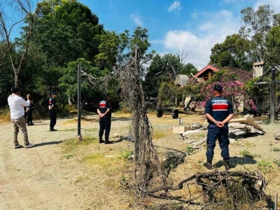 Kemer&rsquo;de ka&ccedil;ak bungalov yapılar yıkıldı
