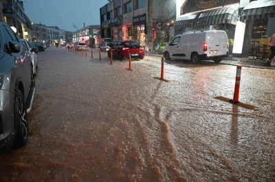Kemer&rsquo;de sağanak etkili oldu
