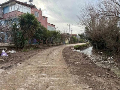 Kemer&rsquo;de şiddetli yağış nedeniyle &ccedil;&ouml;ken yol onarıldı
