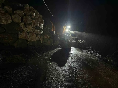Kemer&rsquo;de yağış nedeniyle istinat duvarı &ccedil;&ouml;kt&uuml;
