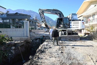 Kemer Kuzdere&rsquo;de yağmur suyu drenaj hattı &ccedil;alışmaları
