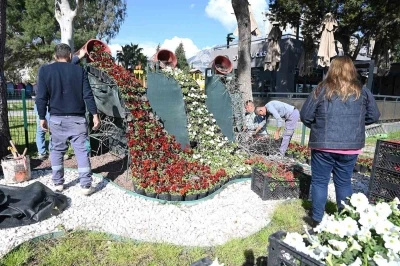 Kemer yaz sezonuna hazırlanıyor, il&ccedil;e petunyalarla s&uuml;sleniyor
