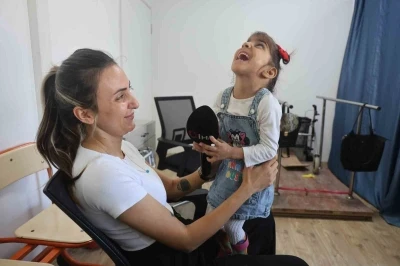 Kendi ayakları &uuml;zerinde durmayı başaran serebral palsi hastası Ada Su&rsquo;nun annesine kendi elleriyle verdiği &ccedil;i&ccedil;ek y&uuml;rekleri ısıttı

