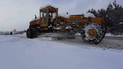 Kendi greyderiyle karla m&uuml;cadeleye destek veriyor
