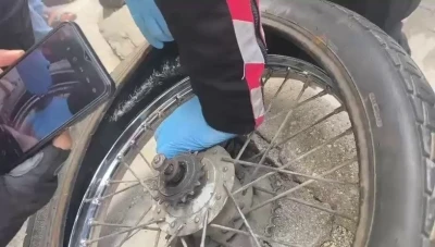 Kendi rızasıyla evindeki esrarı polise teslim etti, uyuşturucuyu motosiklet lastiğine gizlediği ortaya &ccedil;ıktı
