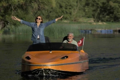 Kendi tasarımı teknesi ile turistlere nil&uuml;fer ve doğa gezisi sunuyor
