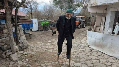 Kendi yaptığı &rsquo;ayakcak&rsquo; ile mahalleyi geziyor
