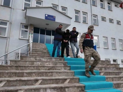 Kendilerini g&uuml;venlik g&uuml;&ccedil;leri ve savcı olarak tanıtıp, yaşlıları 1 milyon TL dolandırdılar
