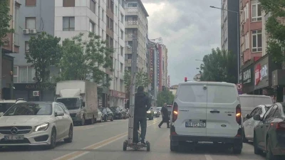 Kendinden uzun merdiveni elektrikli scooter ile taşıdı
